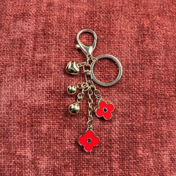 New CLOVER AND HEART Bag Charm Red Gold Tone 💕 - Picture 7 of 9